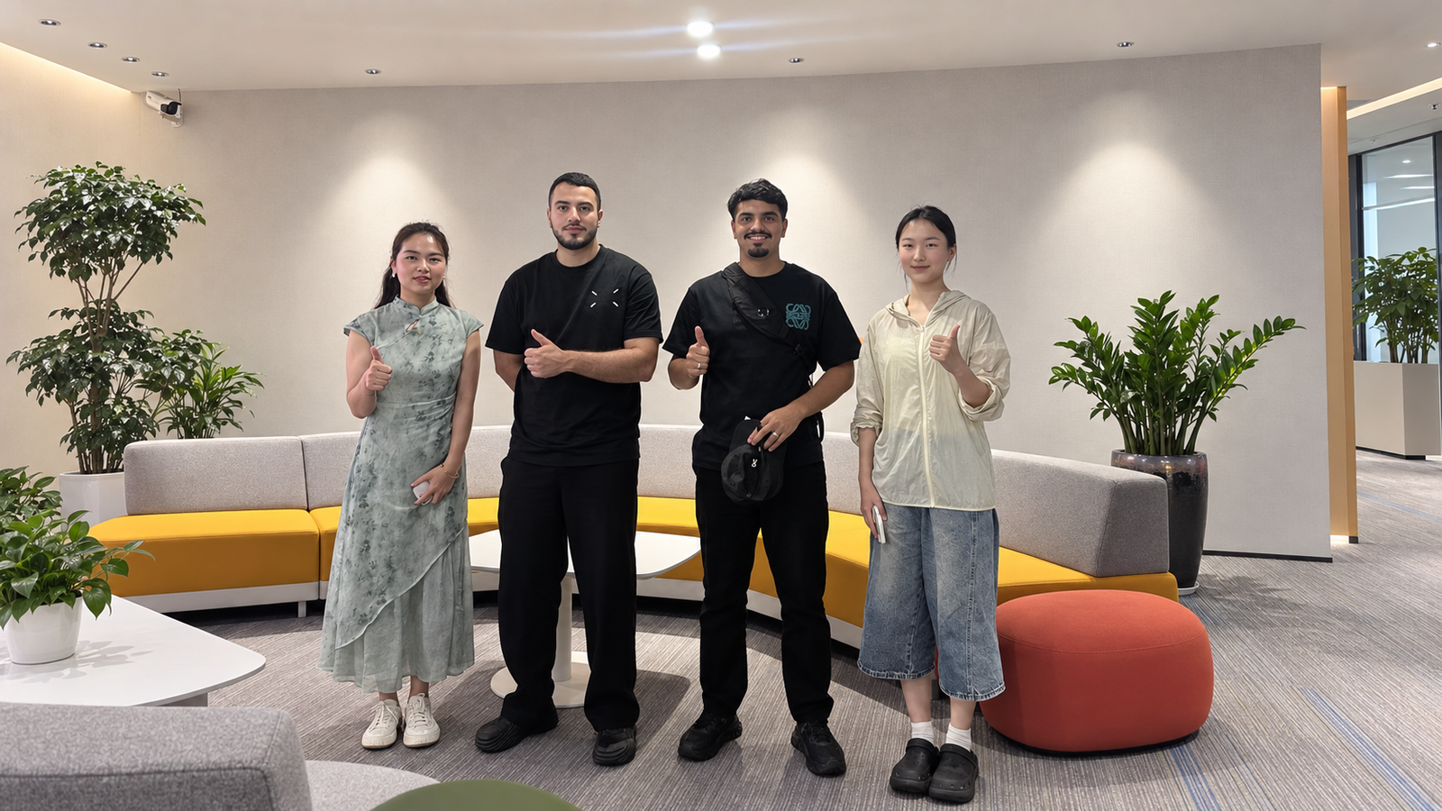 Buyer meeting before Wuling vehicle order confirmation