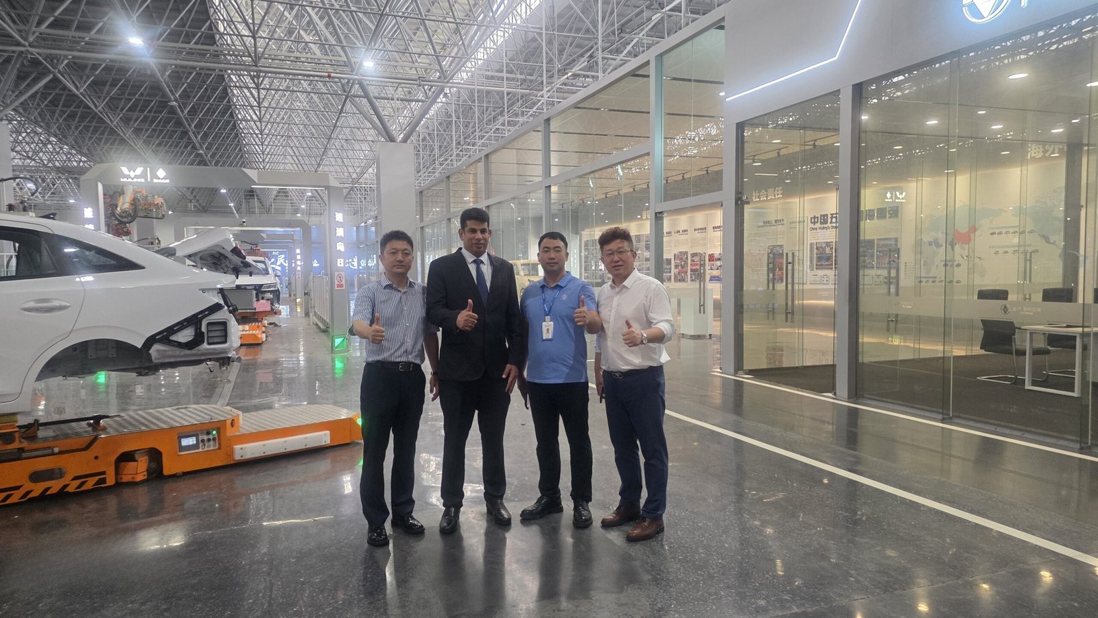 Overseas buyers discussing Wuling export supply with HZFK